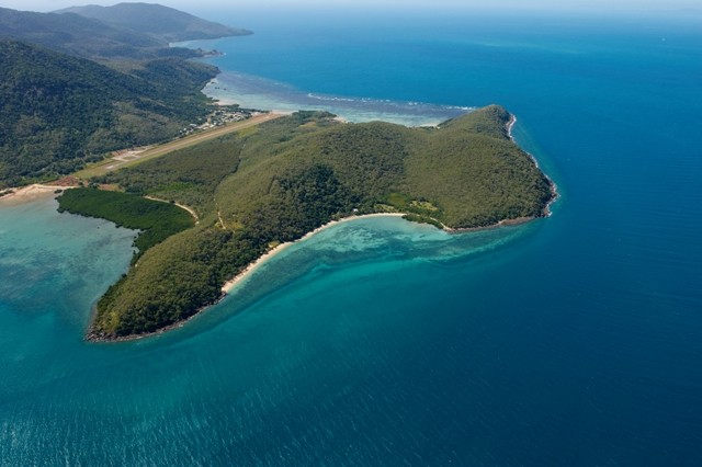 palm_island_aerial_shot_of_runway